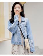 พรีออเดอร์ เสื้อคลุมยีนส์ปักลายดอกไม้สีขาว ที่ไหล่ด้านหลัง ปักลายที่แขน เพิ่มความหวานไปอีก จะใส่เที่ยวหรือทำงานก็ได้ สี ยีนส์อ่อน และเข้ม พรีออเดอร์ เสื้อคลุมยีนส์ปักลายดอกไม้สีขาว ที่ไหล่ด้านหลัง ปักลายที่แขน เพิ่มความหวานไปอีก จะใส่เที่ยวหรือทำงานก็ได้ สี ยีนส์อ่อน และเข้ม