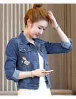 พรีออเดอร์ เสื้อคลุมยีนส์ปักลายดอกไม้ขาว ที่หน้าอก แขนยาว เสื้อตัวสั้นพอดีตัว สียีนส์เข้ม พรีออเดอร์ เสื้อคลุมยีนส์ปักลายดอกไม้ขาว ที่หน้าอก แขนยาว เสื้อตัวสั้นพอดีตัว สียีนส์เข้ม
