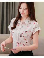 พรีออเดอร์ เสื้อเชิ้ต คอปก  ลายดอกแขนสั้น แต่งกระดุมหน้า ผ้าฝ้ายบาง สีครีม พรีออเดอร์ เสื้อเชิ้ต คอปก  ลายดอกแขนสั้น แต่งกระดุมหน้า ผ้าฝ้ายบาง สีครีม